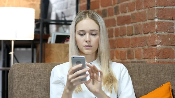 Mulher usando Smartphone, escritório interno — Fotografia de Stock