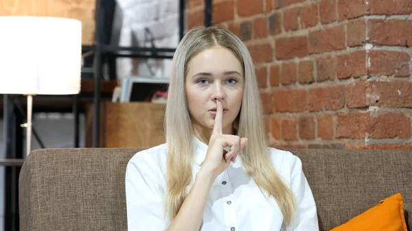 Ділова жінка показує жест мовчання, офіс в приміщенні — стокове фото