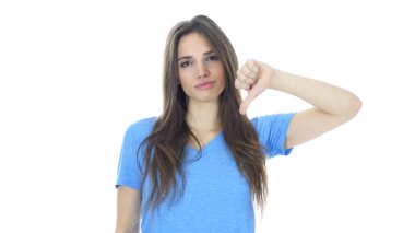 Başparmak aşağı güzel genç kadın, beyaz arka plan tarafından