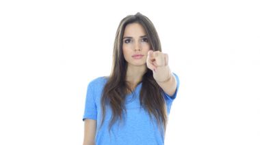 Kameraya, beyaz arka plan işaret eden kadın