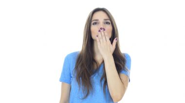 Genç güzel kadın, beyaz arka plan ile uçan öpücük