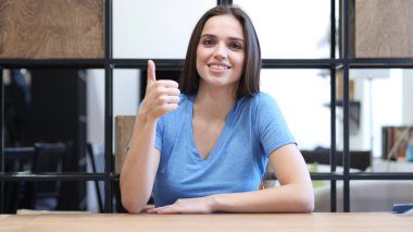 Başparmak yukarıya güzel esmer kadın, kapalı tarafından