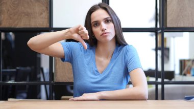 Başparmak aşağı güzel esmer kadın, kapalı tarafından