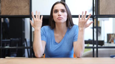 Bağırıyor, kızgın genç kadın kamera kapalı doğru savunarak