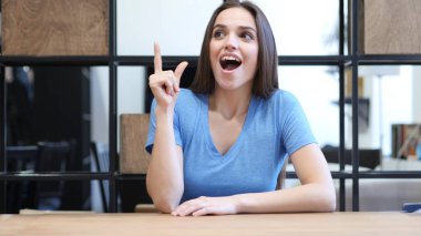 Var bir fikir, düşünceli düşünceli kadın, kapalı