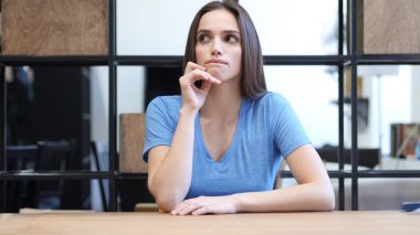 Düşünme kadın esmer kadın, kapalı