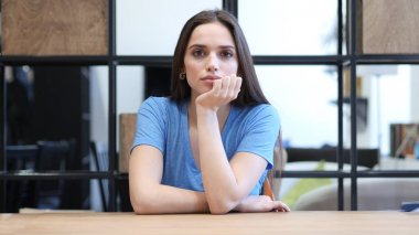 Sıkıcı kadın kamera kapalı arıyor portresi