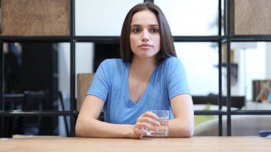 Beyin fırtınası ciddi kadın esmer kadın ofiste oturan