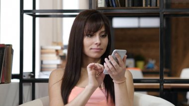 Smartphone, kapalı Office kullanan kadın