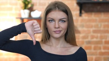 Başparmak aşağı tarafından güzel bir genç kız, portre