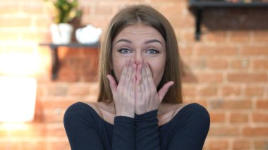 Hayret, sürpriz hediye, heyecanlı genç kız, portre