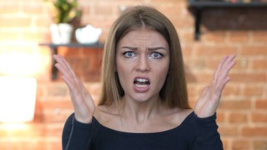 Bağırıyor ve çığlık öfkeli genç kız, portre