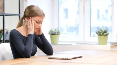 İş kaybı için dizüstü bilgisayarda çalışan kız