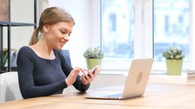 Güzel kız iş Smartphone kullanarak