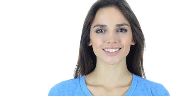 Nahaufnahme einer lächelnden jungen Frau, weißer Hintergrund — Stockfoto