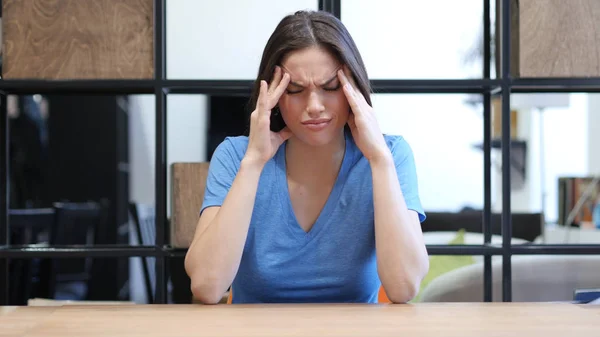 Bolest hlavy, frustrovaný depresi bruneta žena — Stock fotografie