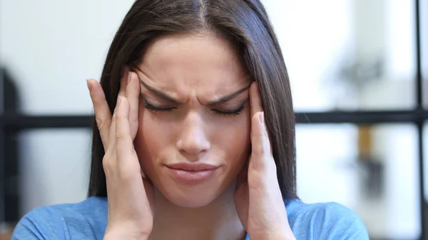 Nahaufnahme einer angespannten, depressiven jungen Frau, Kopfschmerzen — Stockfoto