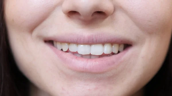 Lèvres féminines souriantes — Photo