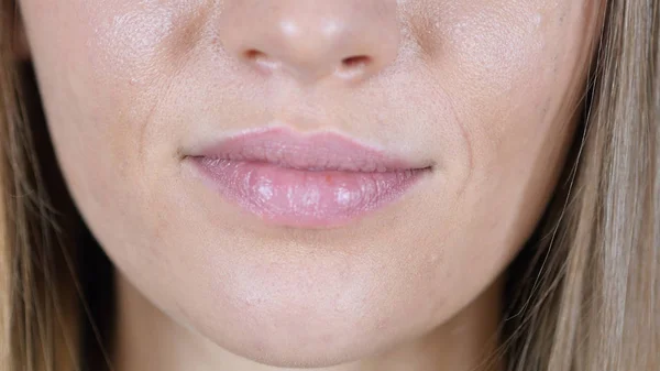 Nahaufnahme von heißen aufgeregten Lippen — Stockfoto