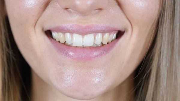 Gros plan des lèvres souriantes des femmes — Photo