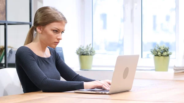 Ragazza che lavora su laptop — Foto Stock