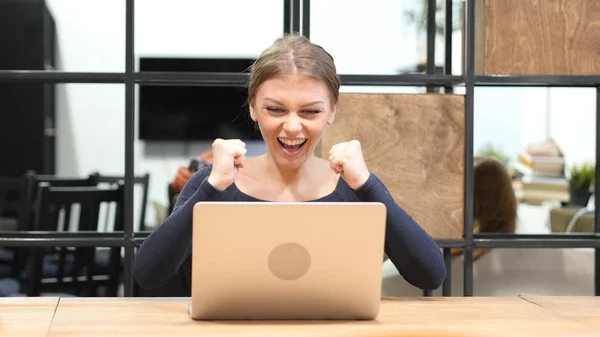 Eccitazione di successo da parte della ragazza che lavora sul computer portatile, Vista frontale — Foto Stock