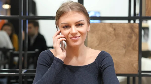 Girl Talking On Phone, Portrait in Office — Stock Photo, Image