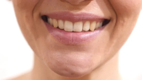 Bliska uśmiechnięta kobieta usta — Zdjęcie stockowe
