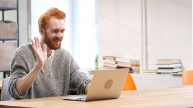 Laptop iş, adam kırmızı saç ve sakal, online görüntülü sohbet