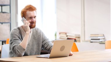 Telefon konuşma, arama iş yerinde katılıyor
