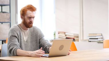 Kızgın adam dizüstü bilgisayar, hata çalışma