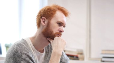 ANF düşünme iş yerinde, dalgın oturan adam