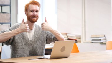 Adam iş, her iki el başparmak yukarıya