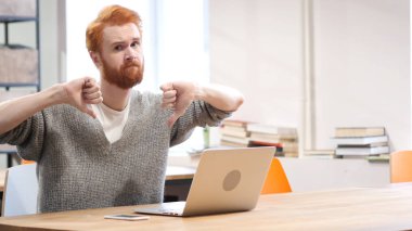 Adam iş, her iki el başparmak aşağı