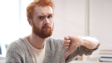 Başparmak aşağı kırmızı tüyler olan adam tarafından