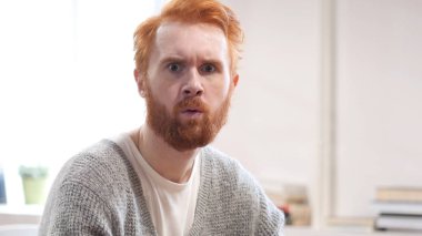 Kırmızı saç ile şok, sersem adam