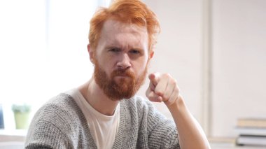 Kırmızı saç kamera doğru işaret eden adamla