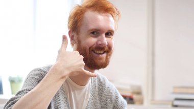 Bizi arayın, bize ulaşın, kırmızı tüyler olan adam tarafından jest