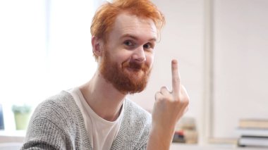 Orta parmak, adam kırmızı tüyler ile gösterilen