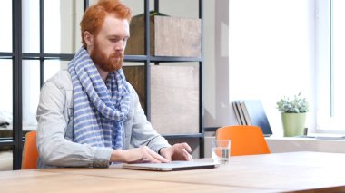 Sakallı adam işe başlamak için dizüstü açılış