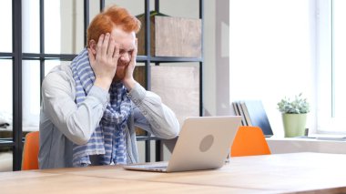 Sakallı adam tepki dizüstü bilgisayarda çalışırken kaybı