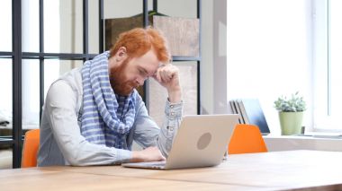 İşyerinde uyuyan adam