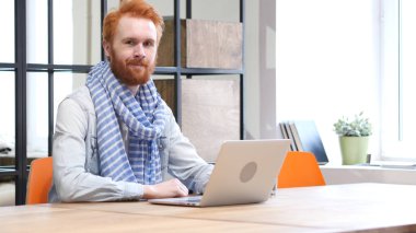 Adam doğru dizüstü bilgisayarda çalışırken kamera