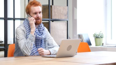 Dizüstü bilgisayarda çalışırken telefon müzakere adam tarafından