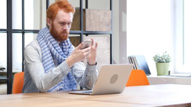 Sakallı adam iş Smartphone kullanarak