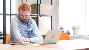 Adam onun ofisinde oturup kitap okumak