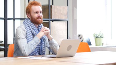 Adam müşteriyle konuşurken iş başında