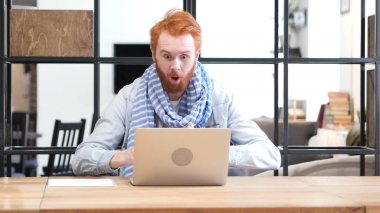 Laptop, başarı olumlu e-posta okuma adam heyecanlı