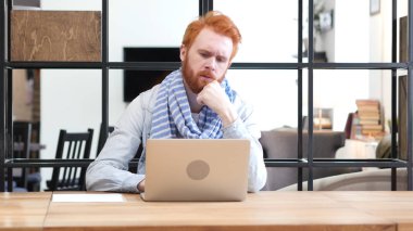 Office, dalgın içinde Laptop üzerinde düşünen adam