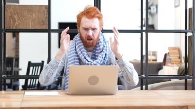 Adam üzgün kaybı sırasında çalışma Online tarafından